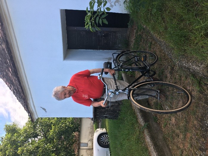 Alfred Komarek auf dem Fahrrad vor seinem Presshaus