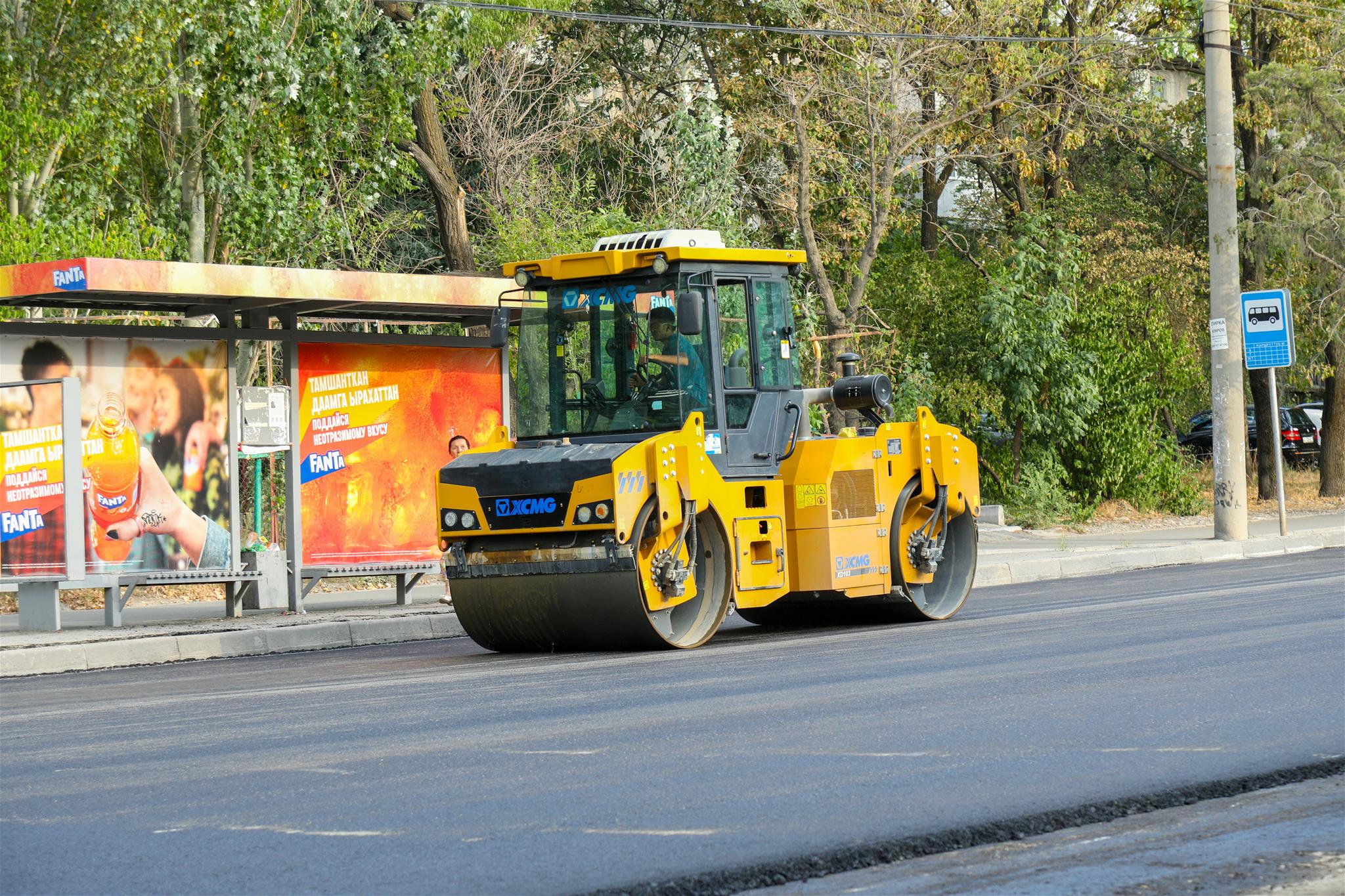 ein gelber Bulldozer parkt am Straßenrand